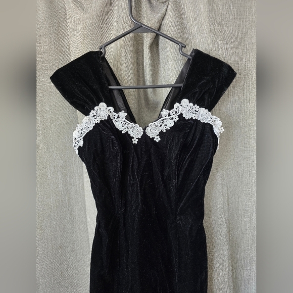 L.A. Glo Vtg 90s Black Velvet Long Gown XS Side Slit White Lace Accent - Picture 2 of 7